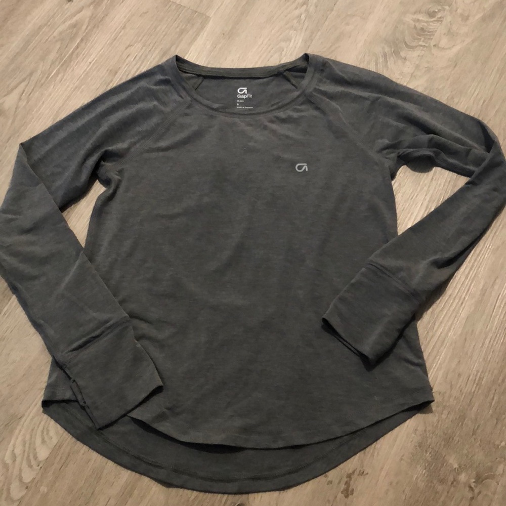 Girls GapFit long sleeved shirt. EUC. Size small